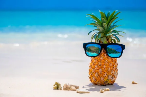 Gafas Piñas Encuentran Playa Junto Mar Sol Caliente Estableciendo Concepto —  Fotos de Stock
