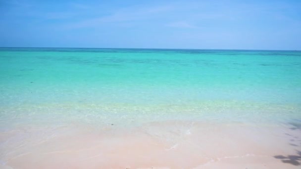 Mar de jalá jalá jalá Ko Rok agua índigo azul oscuro hermoso Krabi Tailandia Asia — Vídeo de stock