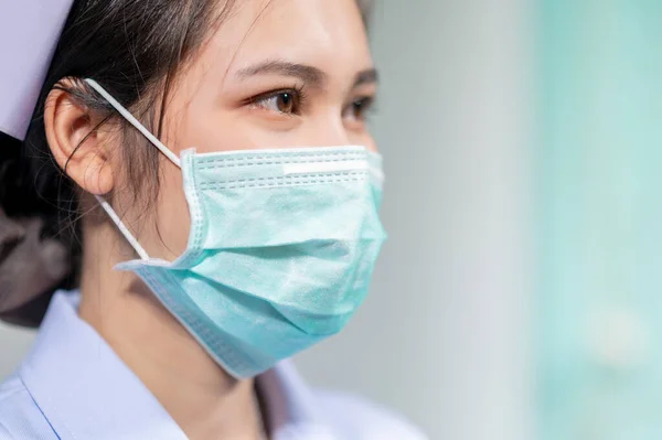 看護師は コロナウイルス対策のためのマスクを着用Coid19 — ストック写真