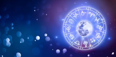 Burç dairesinin içinde burç işaretleri var. Astroloji gökyüzünde birçok yıldız ve ay ile astroloji ve burçlar kavramı