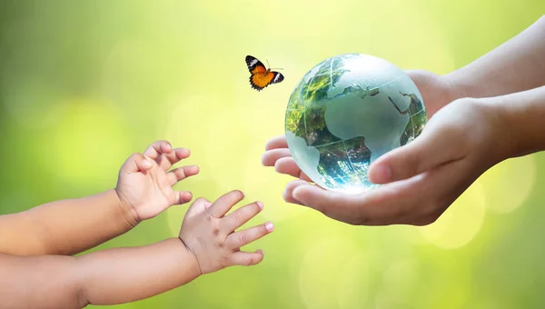 Adultos Estão Mandar Mundo Para Bebés Conceito Dia Terra Salvar — Fotografia de Stock