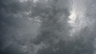 Kara bulutlar yağmur mevsiminde hızla hareket ediyor, 4k zamansız video