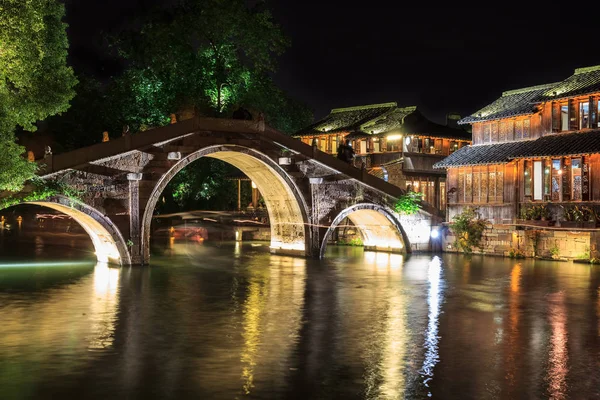 Escena nocturna del puente de piedra en Wuzhen, China — Foto de Stock