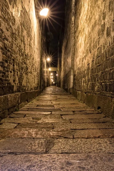 Úzký kamenný chodník v noční době Royalty Free Stock Fotografie