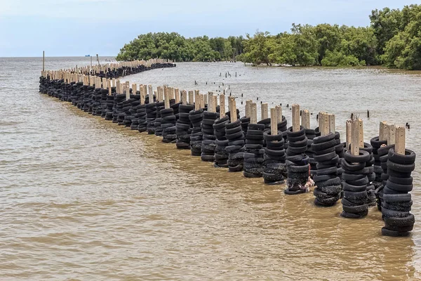 Barragem de pneus de borracha sintética impedindo a corrosão costeira, Thaila — Fotografia de Stock