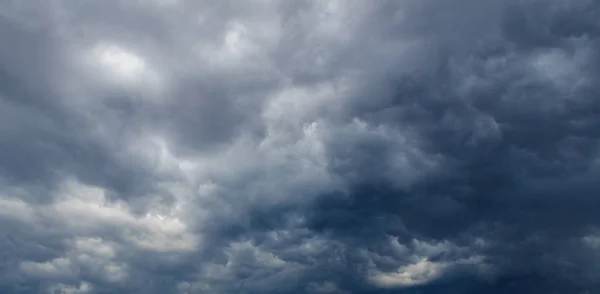 Dark clouds before thunderstorm — Stock Photo, Image