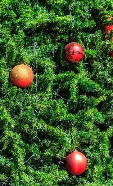 Glitzernde Weihnachtskugeldekoration am Weihnachtsbaum — Stockfoto