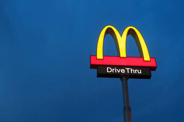 McDonalds logo on twilight blue sky — Stock Photo, Image