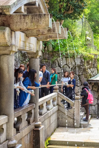 KYOTO, JAPÓN - 07 DE MAYO DE 2017: Los turistas recogen agua de la — Foto de Stock