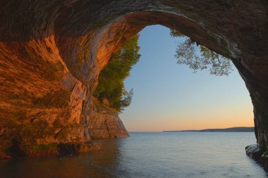 Katedral Deniz Mağarası, Grand Island, Superior Gölü, Michigans Yukarı Yarımadası, ABD 'nin iç kesiminin doğuşunda manzara