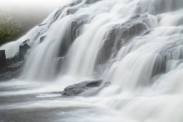 Τοπίο Του Bond Falls Στην Ομίχλη Που Συλλαμβάνεται Θολούρα Κίνηση — Φωτογραφία Αρχείου