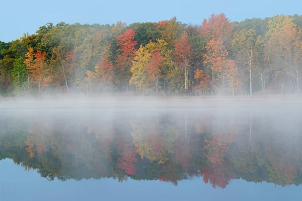 Mistige Herfst Landschap Van Kustlijn Van Deep Lake Met Spiegelende — Stockfoto