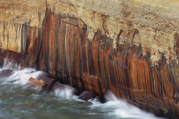 Landscape Crashing Waves Mineral Stained Cliff Eroded Sandstone Shoreline Lake — Stock Photo, Image