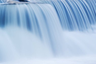 Tavşan Nehri çağlayanın manzarası hareket bulanıklığı ile yakalandı, Michigan, Usa