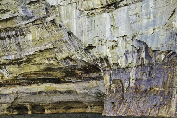 Landschaft Mineralischer Klippen Entlang Der Erodierten Sandsteinküste Des Lake Superior — Stockfoto