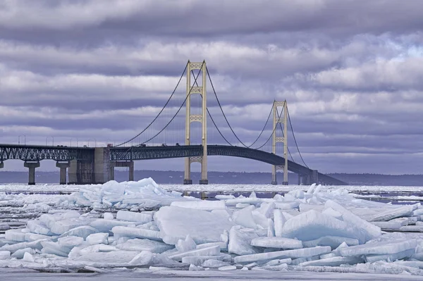 Téli Táj Kék Jégszilánkok Mackinac Híd Szorosok Mackinac Lake Michigan — Stock Fotó