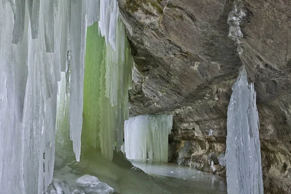 Wnętrze Jaskini Eben Lodu Zima Michigan Upper Peninsula Stany Zjednoczone — Zdjęcie stockowe