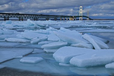 Mavi buz parçalarından oluşan kış manzarası ve Mackinac Köprüsü, Mackinac Boğazı, Michigan Gölü, ABD