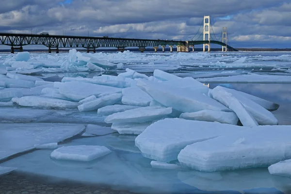Mavi buz parçalarından oluşan kış manzarası ve Mackinac Köprüsü, Mackinac Boğazı, Michigan Gölü, ABD