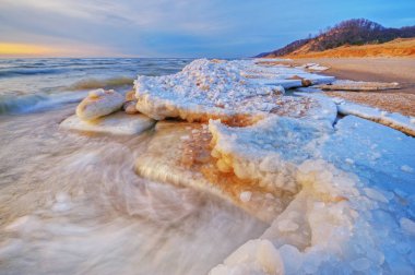 Gün batımında Michigan Gölü 'nün buzlu kış sahili Saugatuck Dunes State Park, Michigan, Usa