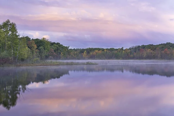 Φθινόπωρο Τοπίο Στην Αυγή Της Ακτογραμμής Του Deep Lake Αντανακλάσεις — Φωτογραφία Αρχείου