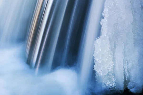 ポーテージ クリークの冬の風景氷に囲まれたカスケードとモーションブラーでキャプチャ ミシガン州 アメリカ — ストック写真