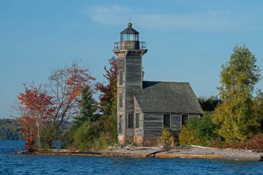 Grand Island 'ın sonbahar manzarası Doğu Kanalı Deniz feneri, Superior Gölü, Michigans Yukarı Yarımadası, Usa