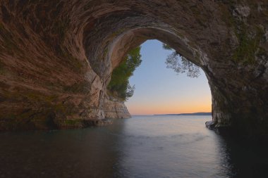 Katedral Deniz Mağarası, Grand Island, Superior Gölü, Michigans Yukarı Yarımadası, ABD 'nin iç kesiminin doğuşunda manzara