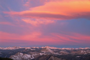 Lost Gulch Overlook, Flagstaff Mountain, Boulder, Colorado, ABD 'den Rocky Dağları' nın ön sıralarının şafağında kış manzarası