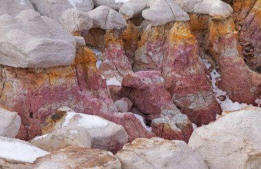 Paint Mines Yorum Parkı, Calhan, Colorado, ABD 'deki kum taşı ve kil jeolojik oluşumlarının kış manzarası