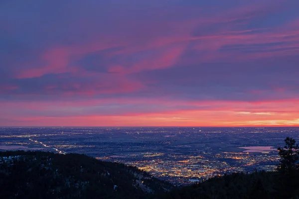 コロラド州ボルダー市の夜明けの旗譜山からの風景 — ストック写真