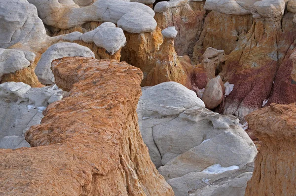 美国科罗拉多州Calhan Paint Mines Interpretive Park砂岩和粘土地质层冬季景观 — 图库照片