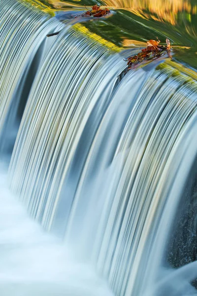 Portage Creek Cascade Elfogták Mozgás Elmosódott Megvilágította Tükröződő Színe Napsütötte — Stock Fotó