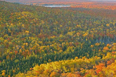 Güz Ormanı ve Brockway Dağı Yolu 'ndan Medora Gölü, Michigan' ın Yukarı Yarımadası, Usa
