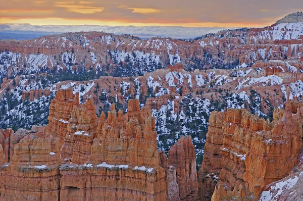 Zimowy Krajobraz Świcie Hoodoo Parku Narodowego Bryce Canyon Utah Usa — Zdjęcie stockowe