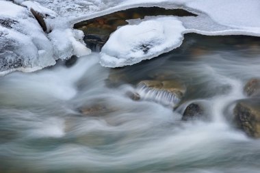 Clear Creek 'in kış manzarası hareket bulanıklığı, Rocky Dağları, Colorado, ABD
