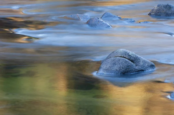 Merced River Oświetlone Odbitym Złotym Kolorem Słonecznych Klifów Wschodzie Słońca — Zdjęcie stockowe