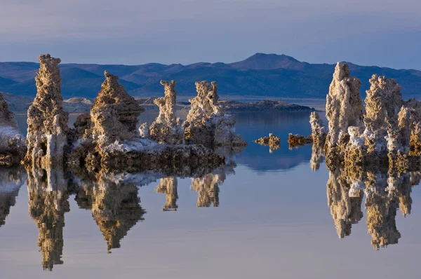 Landskap Mono Lake Med Tufa Reflektioner Lugnt Vatten Och Östra — Stockfoto