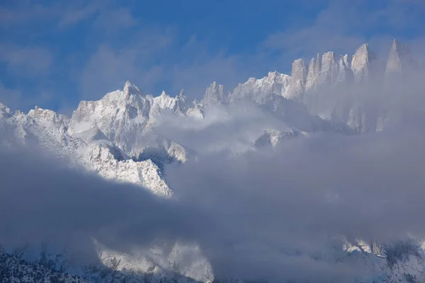 内华达山脉东部冬季的风景被雪覆盖 被雾和云彩覆盖 加利福尼亚 — 图库照片