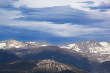 Buzul Noktası, Yosemite Ulusal Parkı, Kaliforniya, Usa 'dan güzel bulutlarla Sierra Nevada Dağları manzarası