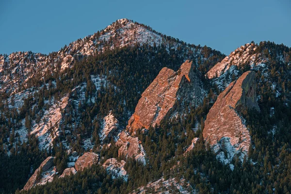 Зимовий Пейзаж Flatirons Bear Peak Світанку Скелясті Гори Боулдер Колорадо — стокове фото