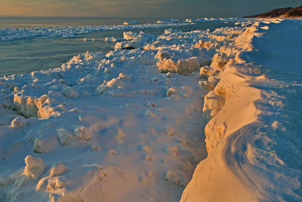 景观的冰的冬季海岸线的密歇根湖 索格塔克沙丘国家公园 密歇根州 — 图库照片