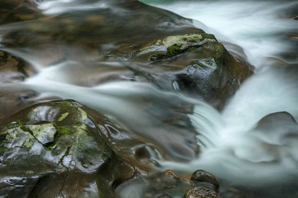 Paisagem Verão Uma Cascata Big Creek Capturada Com Borrão Movimento — Fotografia de Stock