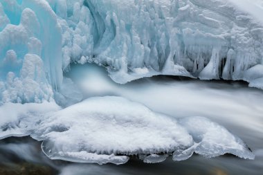 Art arda sıralı hareketi ile yakalanan kış manzara bulanıklık ve blue Ice tarafından çerçeveli martı creek, michigan, ABD