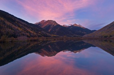 Kristal Gölü 'nün şafağında sonbahar manzarası sakin sularda yansıyor, San Juan Dağları, Colorado, Usa