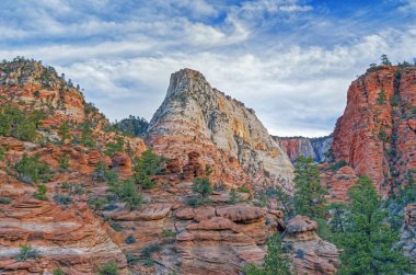 Dağların ve kayalıkların Rocky bahar manzarası, Zion Ulusal Parkı, Utah, Usa