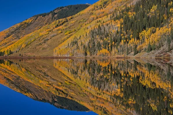 Outono Paisagem Crystal Lake Com Reflexos Céu Aspens Águas Calmas — Fotografia de Stock