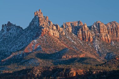 Utah, ABD 'deki Zion Ulusal Parkı yakınlarındaki Eagle Crags' ın gün batımında kış manzarası