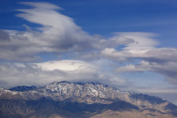 Zimowy Krajobraz Soczewkowych Chmur Unoszących Się Nad Górami San Bernardino — Zdjęcie stockowe