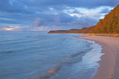Michigan Gölü 'nün gün batımında yaz manzarası Uyuyan Ayı Kumulları Ulusal Lakeshore, Michigan, Usa